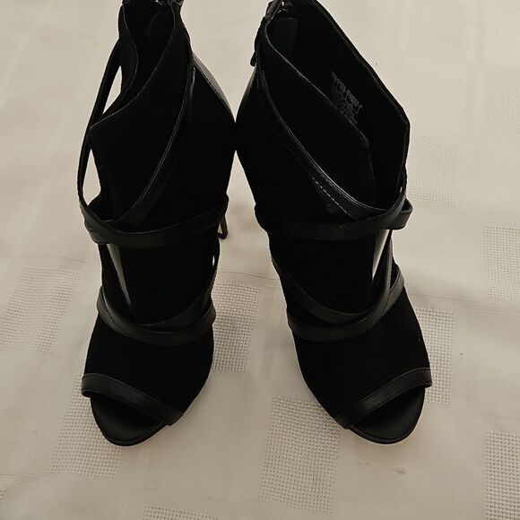 Elegant Black Stiletto Heels - Picture 13 of 16